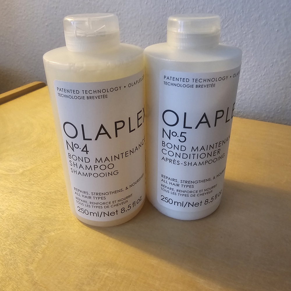 Olaplex No.4 and No.5 Bond Maintenance Set